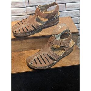 Tan closed toe sandals size 7